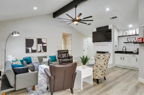 Bedford Retreat with Private Pool and Gas Grill! in Bedford, USA