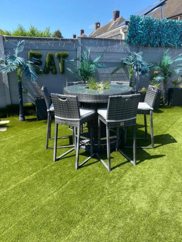 Mini Love Island style guest house with a hot private swimming pool and heated dining pod, secretly located in the busy suburbs of Nottingham