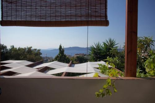 Sunny house, stunning Aegean Sea views.