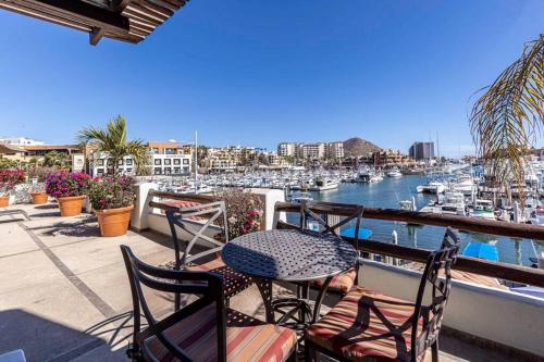 Chic Marina 2BR condo with Pool Access - image 4