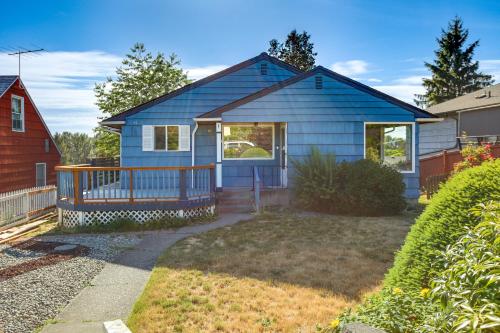 Updated Tacoma Home with Fire Pit!