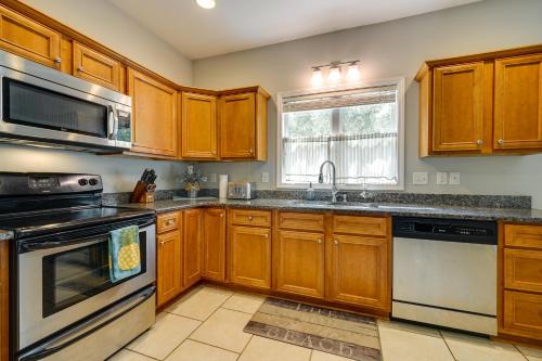 Charming Wilmington Home with Patio about 7 Mi to Beach! Charming Wilmington Home with Patio about 7 Mi to Beach!