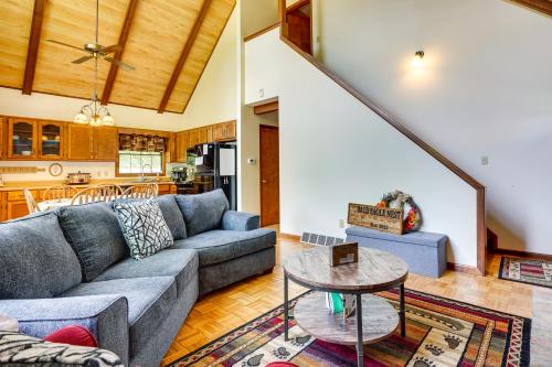 Cabin with Deck about 3 Mi to Apple Valley Lake! in Mount Vernon, USA