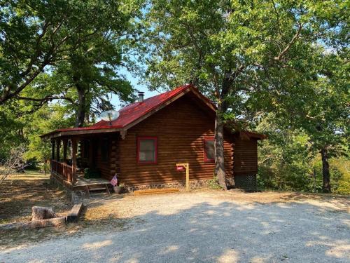 Cozy Cabin at Bear Mountain Log Cabins in Eureka Springs, USA