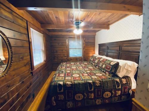 Cozy Cabin at Bear Mountain Log Cabins in Eureka Springs, USA