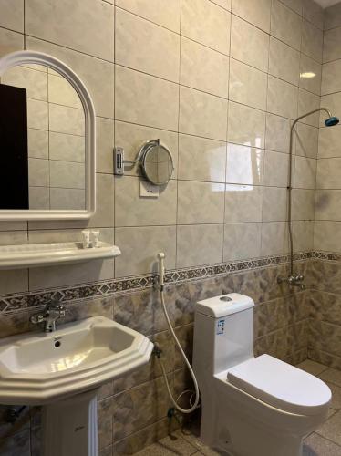 Bathroom, ريف الزهور للشقق الفندقيه in Az Zuhur