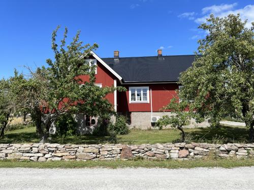 Pleasant cottage with some sea view