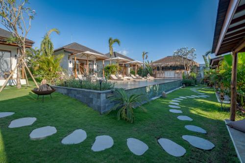 Garden, EHOA NYANYI BEACH Boutique Hotel - In front of entrance to NUANU in Tanah Lot
