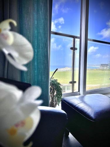 Stunning Sea Views Relax and Unwind in Your Stylish Home Away from Home in Newquay Tretherras