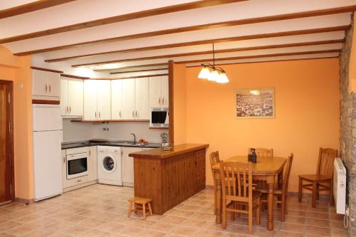 Apartamentos Clavería (Apartamentos Claveria) in Biniés