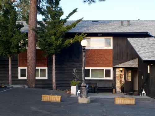 Ngoại cảnh khách sạn, Sierra Blue Hotel & Swim Club in Big Bear Lake (CA)