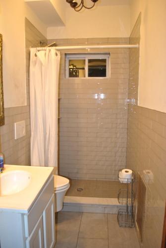 EWR AIRPORT Multilevel Guest House Room with 2-3 Beds