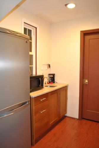 EWR AIRPORT Multilevel Guest House Room with 2-3 Beds