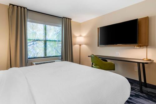 Guest room, 1 King, Mountain view 