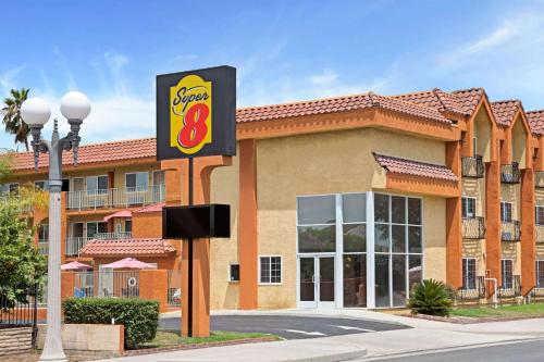 Super 8 by Wyndham Cypress Buena Park Area - Hotel - Cypress