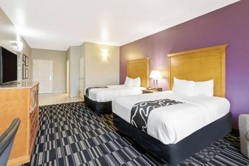 2 queen beds