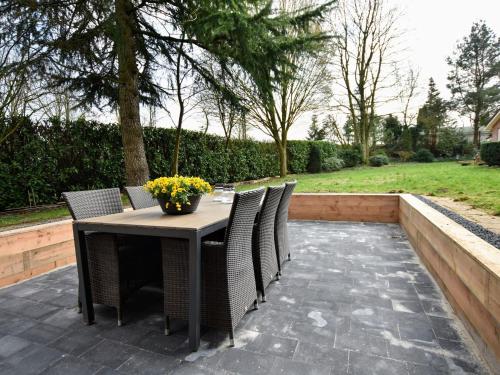 Balcony/terrace, Spacious holiday home near with sauna in Garderen
