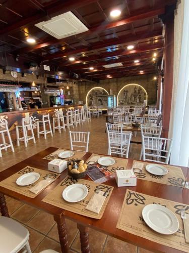 餐廳, 拉薩卡西阿斯酒店 (Hotel Las Acacias) in 普恩特格尼爾