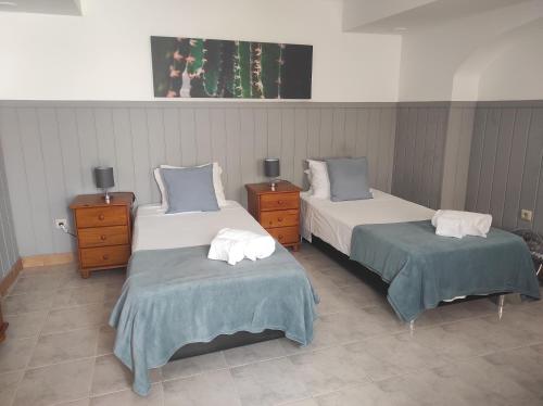 3 twin beds