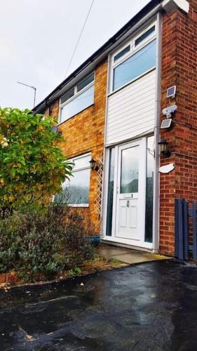Superb 4 Bed 4 Bath House Right by Luton Airport