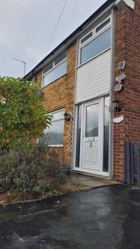 Superb 4 Bed 4 Bath House Right by Luton Airport