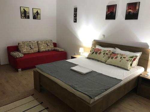 1 queen bed, 1 sofa bed