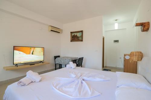 Garden Villa Lake Side & Glamping - image 4