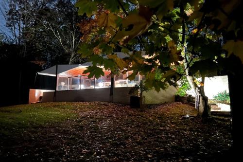 1956 Award Masterpiece .Easy conmute to NYC.Nature surrounded . in Rye, USA
