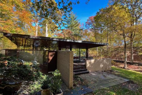 1956 Award Masterpiece .Easy conmute to NYC.Nature surrounded . in Rye, USA