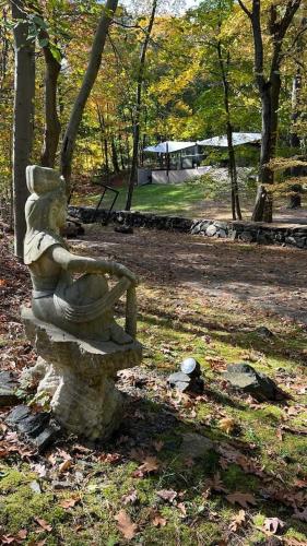 1956 Award Masterpiece .Easy conmute to NYC.Nature surrounded . in Rye, USA
