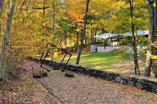 1956 Award Masterpiece .Easy conmute to NYC.Nature surrounded . in Rye, USA