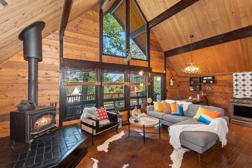New!!! Dreamy Bear Haus- Updated Retro Retreat & Spa, Pet & Kid Friendly in Big Bear Lake, USA
