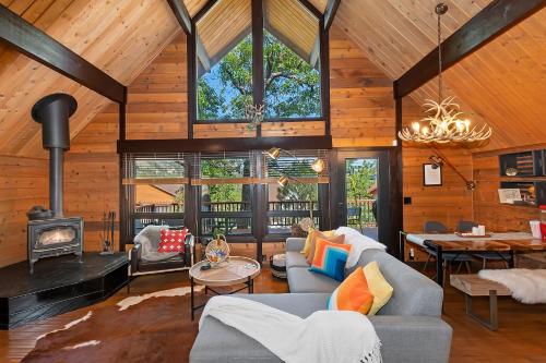 New!!! Dreamy Bear Haus- Updated Retro Retreat & Spa, Pet & Kid Friendly in Big Bear Lake, USA