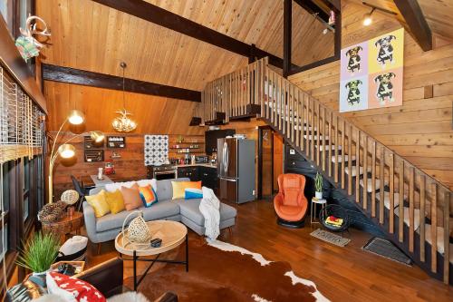 New!!! Dreamy Bear Haus- Updated Retro Retreat & Spa, Pet & Kid Friendly in Big Bear Lake, USA