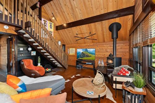 New!!! Dreamy Bear Haus- Updated Retro Retreat & Spa, Pet & Kid Friendly in Big Bear Lake, USA