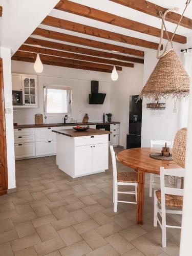 The Mykonos House - Spacious Boho Garden 2bd Villa Near Center