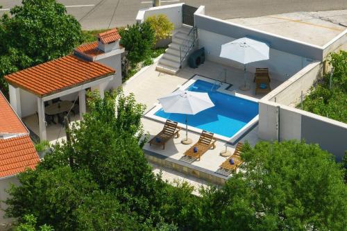 Villa Ella - swimming pool, garden, baby friendly - Accommodation - Bast
