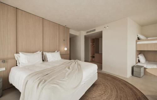 Family Room image 7