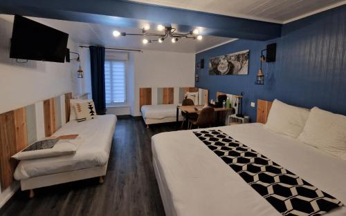 1 queen bed, 2 twin beds