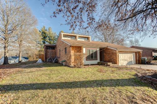 Spacious Tranquility with Private Pool home in Belleville (IL)