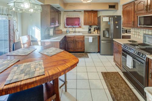 Spacious Tranquility with Private Pool home in Belleville (IL)