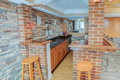Spacious Tranquility with Private Pool home in Belleville (IL)