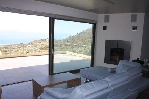 260sqm villa in Loutraki with a sea view