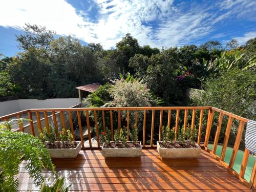 Casa Verde Piscina Spa com Ofurô e Hidro 750m Cavalhodromo 1km Rua do Lazer Reserva Florestal no quintal TVs com Premiere Futebol Filmes You Tube Churras Fogão a lenha Ar Split Internet Fibra Mercado Pirineus Pets bem vindos sossego e energia boa