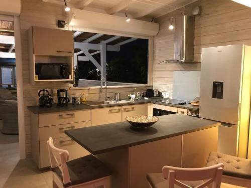 Les pieds dans l'eau face au lagon - Le Bel Instant Les pieds dans l'eau face au lagon - Le Bel Instant