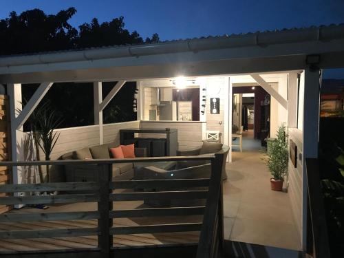 Les pieds dans l'eau face au lagon - Le Bel Instant Les pieds dans l'eau face au lagon - Le Bel Instant