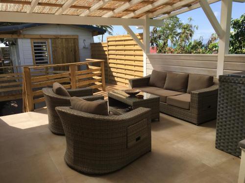 Les pieds dans l'eau face au lagon - Le Bel Instant Les pieds dans l'eau face au lagon - Le Bel Instant