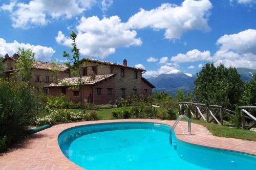 Casale con vista sui Monti Sibillini e piscina - Accommodation - Amandola