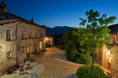 Casale con vista sui Monti Sibillini e piscina