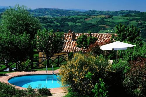 Casale con vista sui Monti Sibillini e piscina